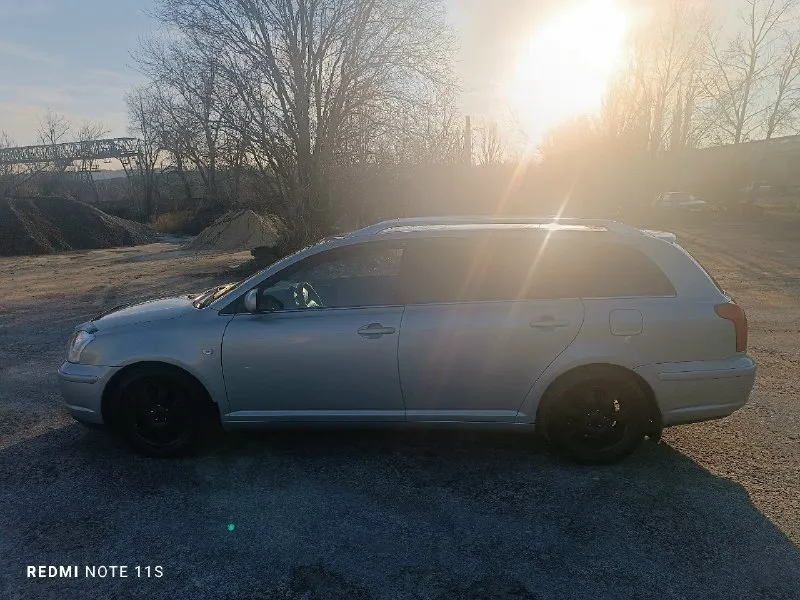 Продам от собственника toyota avensis 2004 года 1,8 бензин/газ мкпп. пробег:178500 км. я один хозяин в стс и птс. газ установили в прошлом году, но езжу на бензине. газ и прицепное вписан в стс. эксплуатация бережная. масло с фильтрами, свечи, передние торм. диски и колодки и задние колодки 1500 км. назад поменяны. все стекла родные, не бита и не крашена, вся в заводе. мульти руль, подогрев заднего стекла, зеркал и сидений, abs, esp, блочок для блютуз и флеш карт, подсоединён в штатный разъем магнитолы, оптика линзованая с завода, складывание зеркал, климат контроль,4 электростеклоподъемника, резина зима и лето, ковры зима и лето, два ключа. авто в идеальном состоянии, таких мало осталось. цена: 995000 тыс. руб. торг. макеевка. тел :+79493179027,там же telegram, max. 📞 звоните: +7(949)3179027 - фотография - 3