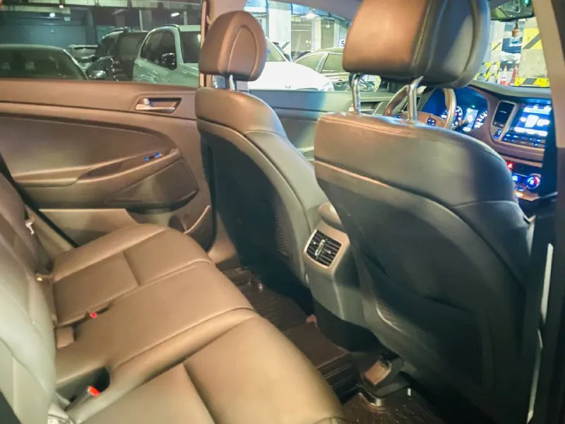 Очень срочная продажа цена снижена 🎁 в продаже крассовер комфортный удобный hyundai tucson рейсталинг lux max эксплуатация с 2018 года двигатель 2.0 бензин коробка автоматическая пробег родной 145 тыс км. автомобиль в идеальном состоянии супер !!! в ближайшем времени не требует вложений !!! кузов весь в заводском окрасе в оригинале !!! стёкла все оригинальные включая лобовое !!! пред максимальная комплектация, бесключевой доступ start-stop ухоженный кожаный салон, датчики света, и дождя, подогревы всех сидений, подогрев зеркал и стекл, подогрев руля мульти рул полный электропакет, большая мультимедиа, блютус громкая связь, новые летние шины, два пульта два ключа, и очень многое другое ! с документами полный порядок, могу присутствовать в мрэо для, полного переоформления, автотека полностью зелень 🌿 г. донецк осмотр договоренности. ‼️цена 2099:000🍋‼️ таких авто единицы достойный в оригинале цена 📲 tg: уважаемый 📞 звоните: +7(949)3969855 - фотография - 10