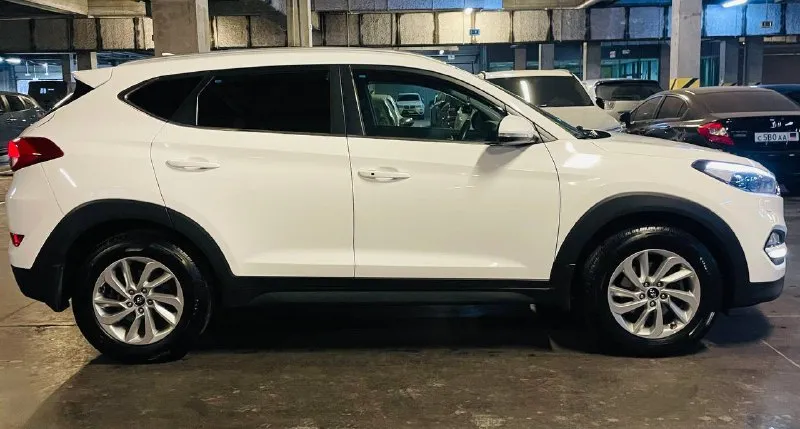 Очень срочная продажа цена снижена 🎁 в продаже крассовер комфортный удобный hyundai tucson рейсталинг lux max эксплуатация с 2018 года двигатель 2.0 бензин коробка автоматическая пробег родной 145 тыс км. автомобиль в идеальном состоянии супер !!! в ближайшем времени не требует вложений !!! кузов весь в заводском окрасе в оригинале !!! стёкла все оригинальные включая лобовое !!! пред максимальная комплектация, бесключевой доступ start-stop ухоженный кожаный салон, датчики света, и дождя, подогревы всех сидений, подогрев зеркал и стекл, подогрев руля мульти рул полный электропакет, большая мультимедиа, блютус громкая связь, новые летние шины, два пульта два ключа, и очень многое другое ! с документами полный порядок, могу присутствовать в мрэо для, полного переоформления, автотека полностью зелень 🌿 г. донецк осмотр договоренности. ‼️цена 2099:000🍋‼️ таких авто единицы достойный в оригинале цена 📲 tg: уважаемый 📞 звоните: +7(949)3969855 - фотография - 6