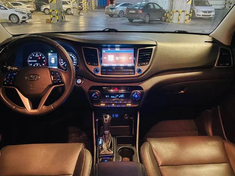 Очень срочная продажа цена снижена 🎁 в продаже крассовер комфортный удобный hyundai tucson рейсталинг lux max эксплуатация с 2018 года двигатель 2.0 бензин коробка автоматическая пробег родной 145 тыс км. автомобиль в идеальном состоянии супер !!! в ближайшем времени не требует вложений !!! кузов весь в заводском окрасе в оригинале !!! стёкла все оригинальные включая лобовое !!! пред максимальная комплектация, бесключевой доступ start-stop ухоженный кожаный салон, датчики света, и дождя, подогревы всех сидений, подогрев зеркал и стекл, подогрев руля мульти рул полный электропакет, большая мультимедиа, блютус громкая связь, новые летние шины, два пульта два ключа, и очень многое другое ! с документами полный порядок, могу присутствовать в мрэо для, полного переоформления, автотека полностью зелень 🌿 г. донецк осмотр договоренности. ‼️цена 2099:000🍋‼️ таких авто единицы достойный в оригинале цена 📲 tg: уважаемый 📞 звоните: +7(949)3969855 - фотография - 8