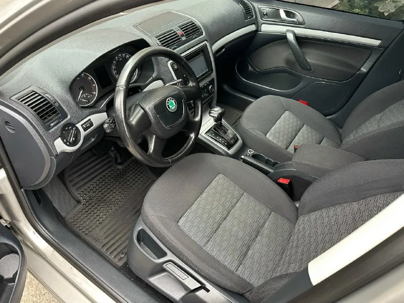 Skoda octavia 📆 год выпуска: 2013 ⚙️ мотор: 1.8 бензин 🕹 тип кпп: полноценный автомат 📈пробег: 249 тыс. км. 📍донецк. 🖌 описание: ✅ мотор шикарный, акпп без пинков. ✅ тех. часть в отличном состоянии. ✅ кузов в родном окрасе! салон состояние нового авто! зеленая автотека! 2 легких дтп на парковке по бамперам, бампера даже не меняли, фото есть! комплектация: круиз-контроль, двухзонный климат-контроль, 4 стеклоподъемника, подогрев сидений, датчик света, датчик дождя, электрозеркала! 2 ключа! автомобиль по технической части полностью исправен все работает в штатном режиме ! полностью обслужен! сел и поехал! любые проверки! 💰цена - 1.1 млн 💰торг при осмотре🤝 📲 +7 (949) 308-35-53 владислав 📞 звоните: +7(949)3083553 - фотография - 4