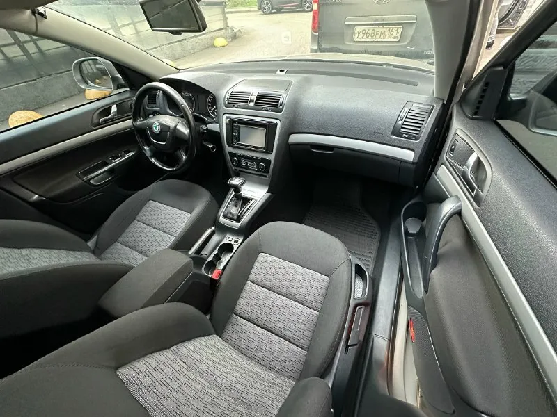 Skoda octavia 📆 год выпуска: 2013 ⚙️ мотор: 1.8 бензин 🕹 тип кпп: полноценный автомат 📈пробег: 249 тыс. км. 📍донецк. 🖌 описание: ✅ мотор шикарный, акпп без пинков. ✅ тех. часть в отличном состоянии. ✅ кузов в родном окрасе! салон состояние нового авто! зеленая автотека! 2 легких дтп на парковке по бамперам, бампера даже не меняли, фото есть! комплектация: круиз-контроль, двухзонный климат-контроль, 4 стеклоподъемника, подогрев сидений, датчик света, датчик дождя, электрозеркала! 2 ключа! автомобиль по технической части полностью исправен все работает в штатном режиме ! полностью обслужен! сел и поехал! любые проверки! 💰цена - 1.1 млн 💰торг при осмотре🤝 📲 +7 (949) 308-35-53 владислав 📞 звоните: +7(949)3083553 - фотография - 6