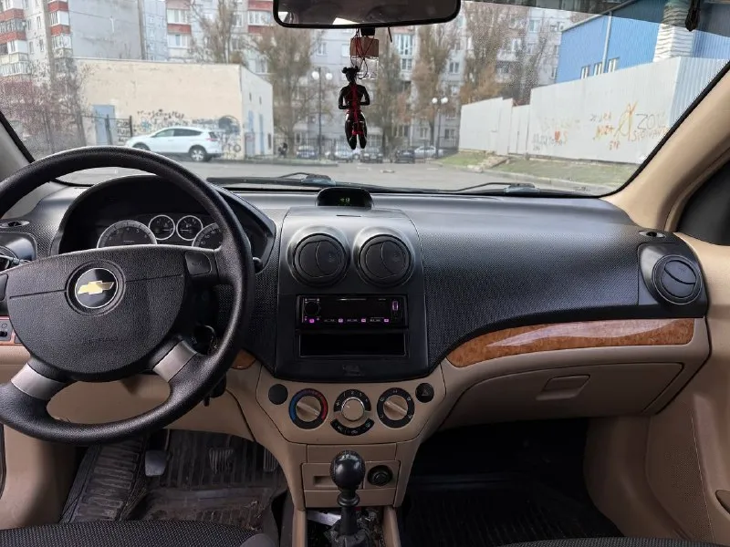 Продаётся chevrolet aveo 1.6 цена: 575 000 основные характеристики: год выпуска: 2008 пробег: 177 000 км количество владельцев: 2 объём двигателя: 1,6 л состояние автомобиля: двигатель сухой, работает штатно, без нареканий. коробка передач в порядке: не хрустит, не выбивает. документы в полном порядке установлена качественная аудиосистема с сабвуфером. в наличии 2 комплекта резины: зимняя — 1 сезон; летняя — 2 сезона. 2 ключа и сервисная книга автомобиль в хорошем техническом состоянии:все болячки устранены, стоит алюминиевая клапанная крышка, была недавно замена сцепления, выжимной подшипник, топливный насос, все фильтра, замена масла в двигатели, в коробке, грм и навесных ремней, сделано еще много всего, расскажу при звонке контакты: +7(949)428-90-96 📞 звоните: +7(949)4289096 - фотография - 2