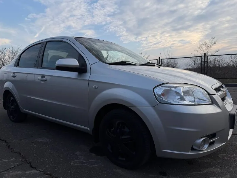 Продаётся chevrolet aveo 1.6 цена: 575 000 основные характеристики: год выпуска: 2008 пробег: 177 000 км количество владельцев: 2 объём двигателя: 1,6 л состояние автомобиля: двигатель сухой, работает штатно, без нареканий. коробка передач в порядке: не хрустит, не выбивает. документы в полном порядке установлена качественная аудиосистема с сабвуфером. в наличии 2 комплекта резины: зимняя — 1 сезон; летняя — 2 сезона. 2 ключа и сервисная книга автомобиль в хорошем техническом состоянии:все болячки устранены, стоит алюминиевая клапанная крышка, была недавно замена сцепления, выжимной подшипник, топливный насос, все фильтра, замена масла в двигатели, в коробке, грм и навесных ремней, сделано еще много всего, расскажу при звонке контакты: +7(949)428-90-96 📞 звоните: +7(949)4289096 - фотография - 4