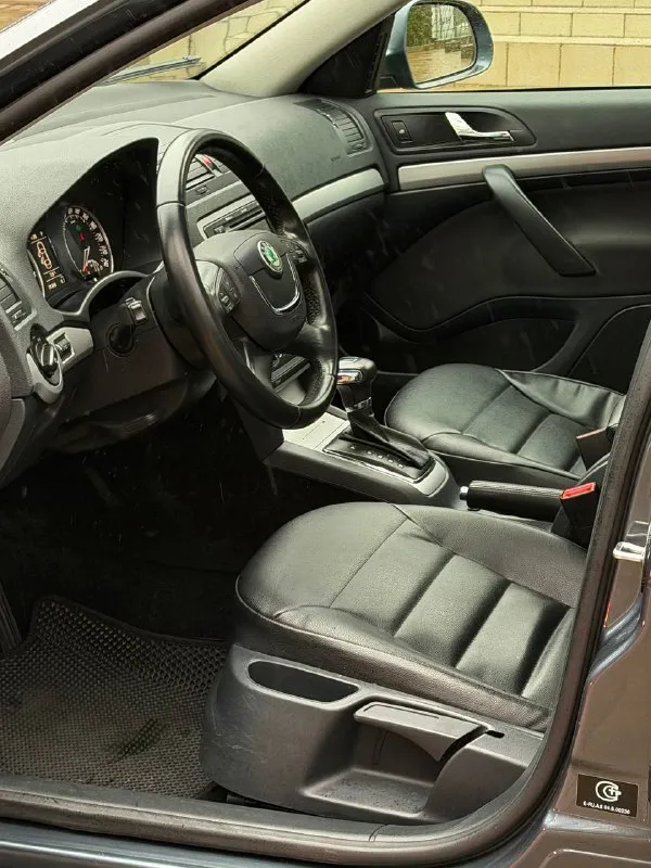 Skoda octavia год выпуска - 2012 двигатель - 1.8t автоматическая кпп ( asin ) пробег - 201.000км цена - 1.150.000₽ тел. - +79493902663 либо: - +7 (949) 679-98-14 автомобиль в идеальном состоянии, без каких либо вложений что по кузову, что по технической части. 2 хозяина с автосалона. родной пробег. очень бодрая связка двигателя 1.8 турбо с обычным гидротрансформатором asin ( не путать с проблемной dsg ) на самой жирной комплектации: подогревы всех сидений; большой сенсорный монитор; хорошая акустика; двухзонный климат-контроль; датчик света и дождя; круиз-контроль; парктроник; эл. складываемые зеркала с подогревом; 2 пары ключей; штатные диски r-16 с новой резиной; кожаный мультируль; антибукс; 4эл. стеклоподъемника с доводчиками; омыватель фар; полный бортовой компьютер; большой багажник и многое другое. кто ищет достойную октавию со связкой 1.8т - ат которая дарит кучу удовольствия от вождения - добро пожаловать. спасибо за внимание, всех благ! 📲 tg: @vladimir_23_23_23 📞 звоните: +7(949)3902663 - фотография - 6