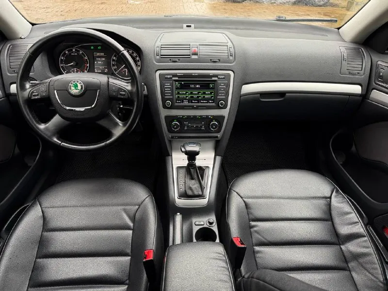 Skoda octavia год выпуска - 2012 двигатель - 1.8t автоматическая кпп ( asin ) пробег - 201.000км цена - 1.150.000₽ тел. - +79493902663 либо: - +7 (949) 679-98-14 автомобиль в идеальном состоянии, без каких либо вложений что по кузову, что по технической части. 2 хозяина с автосалона. родной пробег. очень бодрая связка двигателя 1.8 турбо с обычным гидротрансформатором asin ( не путать с проблемной dsg ) на самой жирной комплектации: подогревы всех сидений; большой сенсорный монитор; хорошая акустика; двухзонный климат-контроль; датчик света и дождя; круиз-контроль; парктроник; эл. складываемые зеркала с подогревом; 2 пары ключей; штатные диски r-16 с новой резиной; кожаный мультируль; антибукс; 4эл. стеклоподъемника с доводчиками; омыватель фар; полный бортовой компьютер; большой багажник и многое другое. кто ищет достойную октавию со связкой 1.8т - ат которая дарит кучу удовольствия от вождения - добро пожаловать. спасибо за внимание, всех благ! 📲 tg: @vladimir_23_23_23 📞 звоните: +7(949)3902663 - фотография - 8