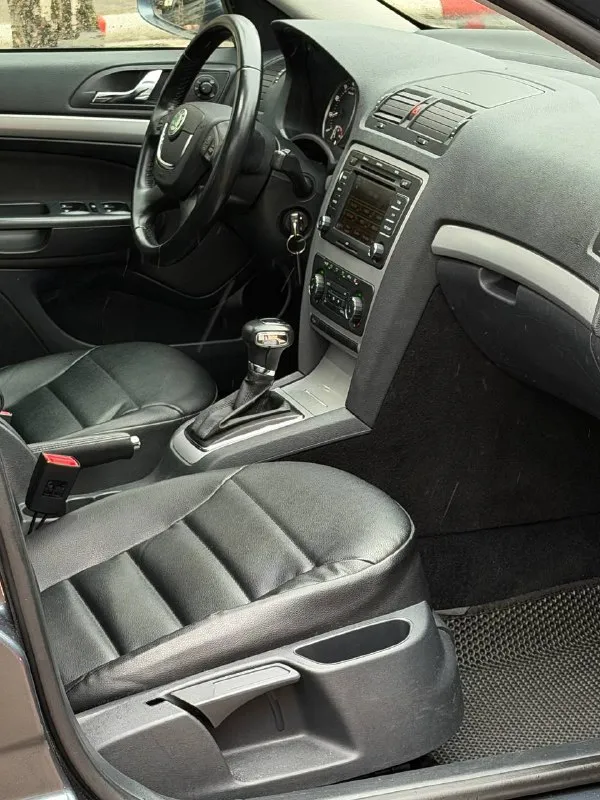 Skoda octavia год выпуска - 2012 двигатель - 1.8t автоматическая кпп ( asin ) пробег - 201.000км цена - 1.150.000₽ тел. - +79493902663 либо: - +7 (949) 679-98-14 автомобиль в идеальном состоянии, без каких либо вложений что по кузову, что по технической части. 2 хозяина с автосалона. родной пробег. очень бодрая связка двигателя 1.8 турбо с обычным гидротрансформатором asin ( не путать с проблемной dsg ) на самой жирной комплектации: подогревы всех сидений; большой сенсорный монитор; хорошая акустика; двухзонный климат-контроль; датчик света и дождя; круиз-контроль; парктроник; эл. складываемые зеркала с подогревом; 2 пары ключей; штатные диски r-16 с новой резиной; кожаный мультируль; антибукс; 4эл. стеклоподъемника с доводчиками; омыватель фар; полный бортовой компьютер; большой багажник и многое другое. кто ищет достойную октавию со связкой 1.8т - ат которая дарит кучу удовольствия от вождения - добро пожаловать. спасибо за внимание, всех благ! 📲 tg: @vladimir_23_23_23 📞 звоните: +7(949)3902663 - фотография - 9