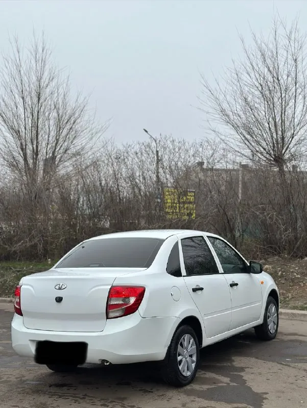 ✅продам гранту\ ваз granta✅ ✅ ваз гранта/ ваз granta✅ год: 2015г ( эксплуатация с 2016г ) : 1.6 8w пробег: 153.000 км цвет: белый комплектация: эур, abs, подогрев заднего стекла, стеклоподъемники, центральный замок, 2 ключа, резина лето/зима. описание: автомобиль без дтп, без рыжиков, коробка работает идеально, вся техническая часть работает идеально, не дымит, не троит, не пинается, машина вся обслужена. г. луганск цена: 459.000 торг +79595000001 📞 звоните: +7(959)5000001 - фотография - 4