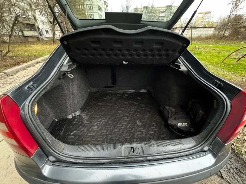 Продам skoda octavia a5 год: 2009 пробег: 290 000 км объем: 1.4, 80л. с. цена 480 000р + торг. по машине было много чего сделано. из последнего: - замена катушек зажигания - ремень грм - помпа антифриза - диск сцепления и корзина - выжимной подшибник 5000км назад заменён бензонасос 1500км назад. масло менялось каждые 7000км. масло не ест. от замены до замены расход приблизительно 200-300мл. по кузову есть возрастные болячки и некоторые недочеты. есть трещина внизу лобового стекла. в салоне контурная подсветка (цвет регулируется любой). на сиденьях чехлы из кожзама. багажник очень большой и вместительный. машина полностью на ходу каждый день без проблем, сел поехал. диски задние есть такие же, как спереди. резина летняя, комплект штамповок отдам в подарок. уступлю реальному покупателю. осмотр машины в г. донецк. на все другие вопросы отвечу по телефону. +79493632238 - фотография - 10