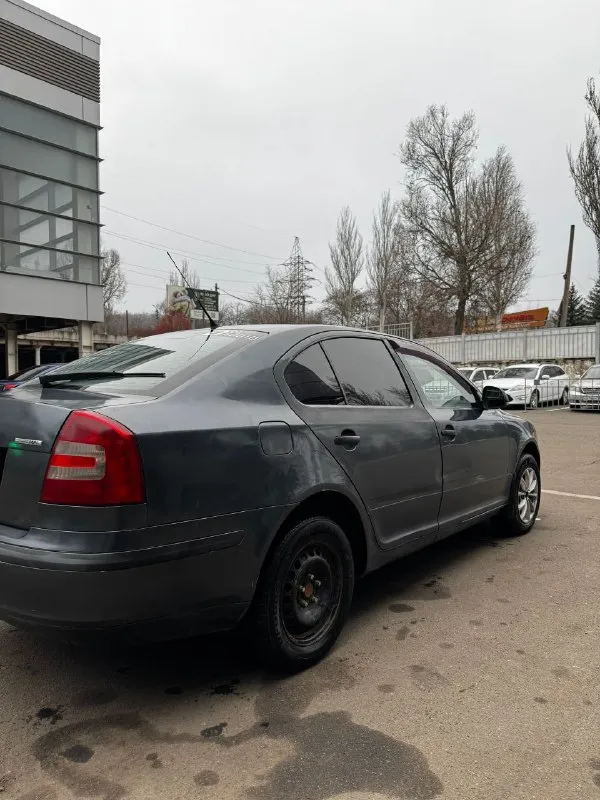 Продам skoda octavia a5 год: 2009 пробег: 290 000 км объем: 1.4, 80л. с. цена 480 000р + торг. по машине было много чего сделано. из последнего: - замена катушек зажигания - ремень грм - помпа антифриза - диск сцепления и корзина - выжимной подшибник 5000км назад заменён бензонасос 1500км назад. масло менялось каждые 7000км. масло не ест. от замены до замены расход приблизительно 200-300мл. по кузову есть возрастные болячки и некоторые недочеты. есть трещина внизу лобового стекла. в салоне контурная подсветка (цвет регулируется любой). на сиденьях чехлы из кожзама. багажник очень большой и вместительный. машина полностью на ходу каждый день без проблем, сел поехал. диски задние есть такие же, как спереди. резина летняя, комплект штамповок отдам в подарок. уступлю реальному покупателю. осмотр машины в г. донецк. на все другие вопросы отвечу по телефону. +79493632238 - фотография - 2