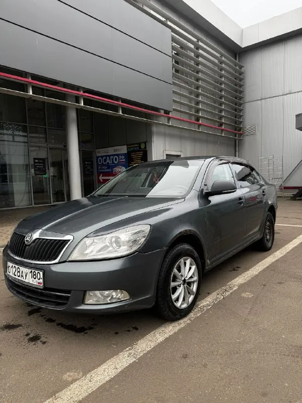 Продам skoda octavia a5 год: 2009 пробег: 290 000 км объем: 1.4, 80л. с. цена 480 000р + торг. по машине было много чего сделано. из последнего: - замена катушек зажигания - ремень грм - помпа антифриза - диск сцепления и корзина - выжимной подшибник 5000км назад заменён бензонасос 1500км назад. масло менялось каждые 7000км. масло не ест. от замены до замены расход приблизительно 200-300мл. по кузову есть возрастные болячки и некоторые недочеты. есть трещина внизу лобового стекла. в салоне контурная подсветка (цвет регулируется любой). на сиденьях чехлы из кожзама. багажник очень большой и вместительный. машина полностью на ходу каждый день без проблем, сел поехал. диски задние есть такие же, как спереди. резина летняя, комплект штамповок отдам в подарок. уступлю реальному покупателю. осмотр машины в г. донецк. на все другие вопросы отвечу по телефону. +79493632238 - фотография - 3