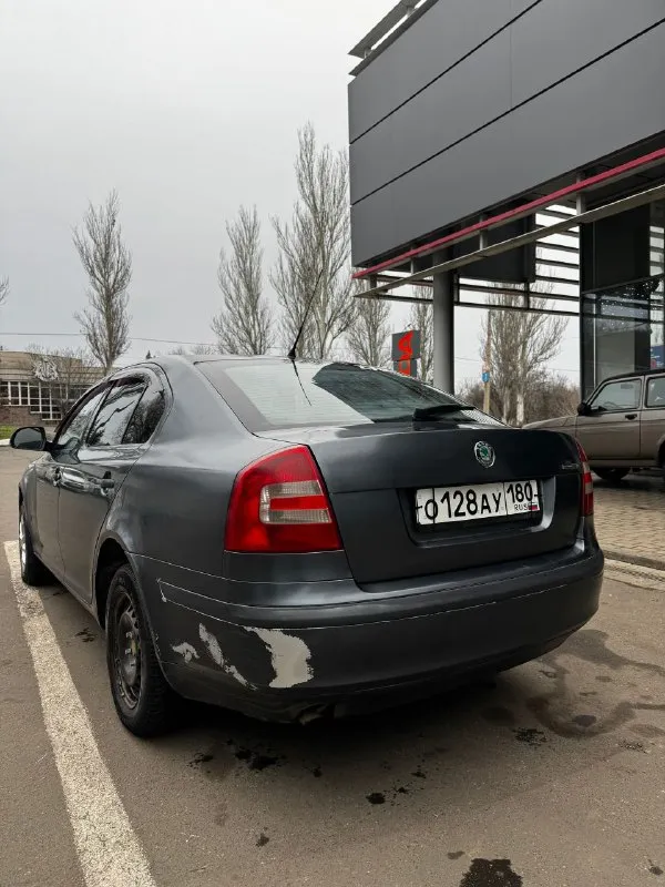Продам skoda octavia a5 год: 2009 пробег: 290 000 км объем: 1.4, 80л. с. цена 480 000р + торг. по машине было много чего сделано. из последнего: - замена катушек зажигания - ремень грм - помпа антифриза - диск сцепления и корзина - выжимной подшибник 5000км назад заменён бензонасос 1500км назад. масло менялось каждые 7000км. масло не ест. от замены до замены расход приблизительно 200-300мл. по кузову есть возрастные болячки и некоторые недочеты. есть трещина внизу лобового стекла. в салоне контурная подсветка (цвет регулируется любой). на сиденьях чехлы из кожзама. багажник очень большой и вместительный. машина полностью на ходу каждый день без проблем, сел поехал. диски задние есть такие же, как спереди. резина летняя, комплект штамповок отдам в подарок. уступлю реальному покупателю. осмотр машины в г. донецк. на все другие вопросы отвечу по телефону. +79493632238 - фотография - 4
