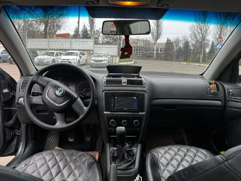 Продам skoda octavia a5 год: 2009 пробег: 290 000 км объем: 1.4, 80л. с. цена 480 000р + торг. по машине было много чего сделано. из последнего: - замена катушек зажигания - ремень грм - помпа антифриза - диск сцепления и корзина - выжимной подшибник 5000км назад заменён бензонасос 1500км назад. масло менялось каждые 7000км. масло не ест. от замены до замены расход приблизительно 200-300мл. по кузову есть возрастные болячки и некоторые недочеты. есть трещина внизу лобового стекла. в салоне контурная подсветка (цвет регулируется любой). на сиденьях чехлы из кожзама. багажник очень большой и вместительный. машина полностью на ходу каждый день без проблем, сел поехал. диски задние есть такие же, как спереди. резина летняя, комплект штамповок отдам в подарок. уступлю реальному покупателю. осмотр машины в г. донецк. на все другие вопросы отвечу по телефону. +79493632238 - фотография - 5