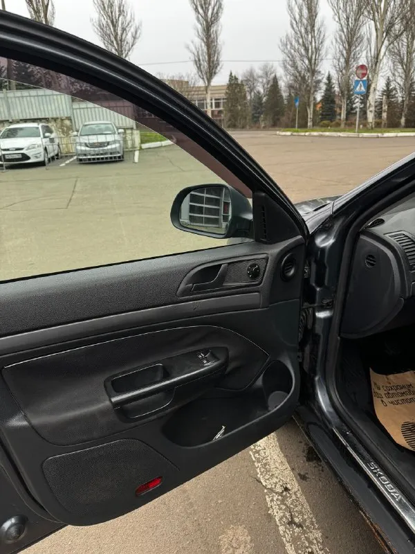 Продам skoda octavia a5 год: 2009 пробег: 290 000 км объем: 1.4, 80л. с. цена 480 000р + торг. по машине было много чего сделано. из последнего: - замена катушек зажигания - ремень грм - помпа антифриза - диск сцепления и корзина - выжимной подшибник 5000км назад заменён бензонасос 1500км назад. масло менялось каждые 7000км. масло не ест. от замены до замены расход приблизительно 200-300мл. по кузову есть возрастные болячки и некоторые недочеты. есть трещина внизу лобового стекла. в салоне контурная подсветка (цвет регулируется любой). на сиденьях чехлы из кожзама. багажник очень большой и вместительный. машина полностью на ходу каждый день без проблем, сел поехал. диски задние есть такие же, как спереди. резина летняя, комплект штамповок отдам в подарок. уступлю реальному покупателю. осмотр машины в г. донецк. на все другие вопросы отвечу по телефону. +79493632238 - фотография - 6