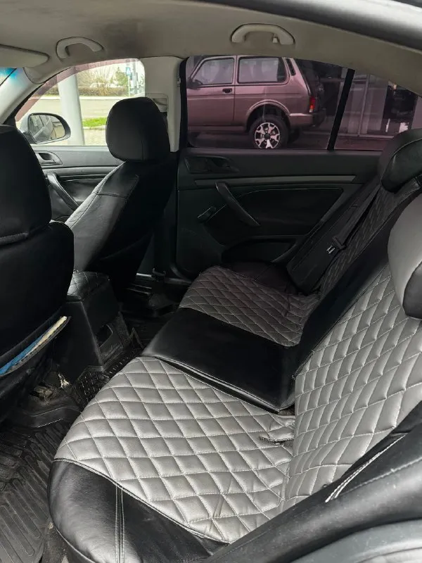 Продам skoda octavia a5 год: 2009 пробег: 290 000 км объем: 1.4, 80л. с. цена 480 000р + торг. по машине было много чего сделано. из последнего: - замена катушек зажигания - ремень грм - помпа антифриза - диск сцепления и корзина - выжимной подшибник 5000км назад заменён бензонасос 1500км назад. масло менялось каждые 7000км. масло не ест. от замены до замены расход приблизительно 200-300мл. по кузову есть возрастные болячки и некоторые недочеты. есть трещина внизу лобового стекла. в салоне контурная подсветка (цвет регулируется любой). на сиденьях чехлы из кожзама. багажник очень большой и вместительный. машина полностью на ходу каждый день без проблем, сел поехал. диски задние есть такие же, как спереди. резина летняя, комплект штамповок отдам в подарок. уступлю реальному покупателю. осмотр машины в г. донецк. на все другие вопросы отвечу по телефону. +79493632238 - фотография - 7