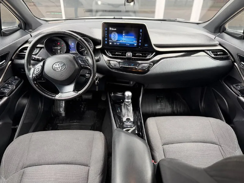Продам toyota c-hr год:2019 пробег:156.000км цена:1.720.000₽ торг мотор:2литр коробка:автоматическая 7ступеней номер: +79495011956 или +79491003435 телеграмм ват сап авто в отличном состоянии без каких либо вложений! техническая часть авто не побоюсь этого слова новая! по кузову у авто тоже замечаний нет не ржавчины не вмятин, кузов отполирован и покрыт керамикой, салон в хорошем состоянии чистый без дырок и посторонних запахов, авто любили и ухаживали, машинка в хорошей комплектации:раздельный климат контроль, парктроник зад перед, электра ручник, мульти руль, подогревы сидений и руля, камера заднего вида, большой монитор, aux, bt. car play, датчик света и дождя, полный бортовой компьютер, три стиля вождения:есо, sport, comfort, и много всего остального! два комплекта ключей! больше информации по телефону - фотография - 8