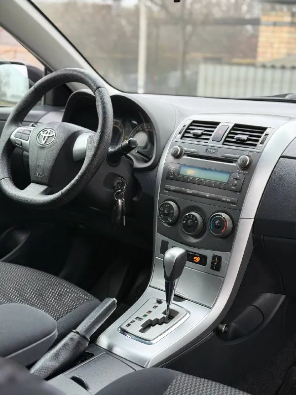 Toyota corolla 2011г двигатель: 1.6 бензин коробка: автомат автомобиль обслужен, вложений не требует! двигатель работает идеально, коробка листает отлично! ходовая часть без стуков скрипов и тд! хорошая комплектация! салон ухожен, не затерт! в салоне не курили! чистая история, 2 владельца. осмотр: донецк цена: 1.070.000 телефон: +79494999290 📞 звоните: +7(949)4999290 - фотография - 7