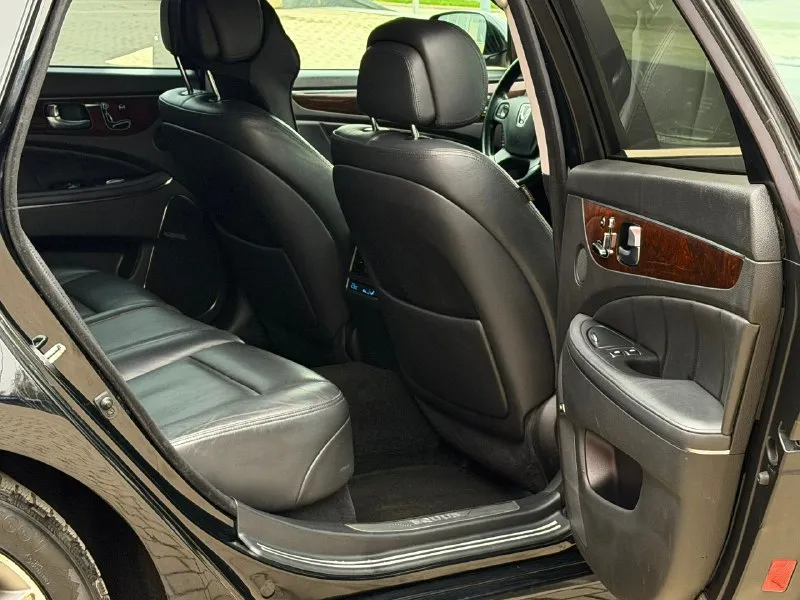 Продаю hyundai equus 2015 года рестайлинг двигатель 3.8 бензин полноценный автомат родной пробег 213 тыс км цена 950 тысяч контакты 89951001320 телеграм на нем же автомобиль в отличном состоянии авто бизнес класса жирная комплектация вентиляция сидений, кожа, большой монитор, полный электро пакет, все электро регулировки сидений, и многое другое технически полностью обслуженный автомобиль коробка и ходовая часть отлично документы кристально чистые остальные вопросы по телефону или в телеграм. 📞 звоните: +7(995)1001320 - фотография - 10