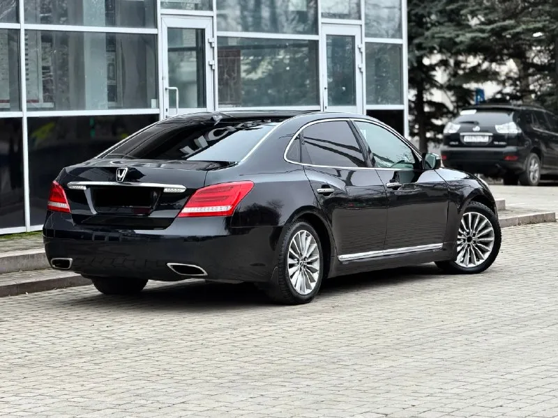 Продаю hyundai equus 2015 года рестайлинг двигатель 3.8 бензин полноценный автомат родной пробег 213 тыс км цена 950 тысяч контакты 89951001320 телеграм на нем же автомобиль в отличном состоянии авто бизнес класса жирная комплектация вентиляция сидений, кожа, большой монитор, полный электро пакет, все электро регулировки сидений, и многое другое технически полностью обслуженный автомобиль коробка и ходовая часть отлично документы кристально чистые остальные вопросы по телефону или в телеграм. 📞 звоните: +7(995)1001320 - фотография - 2