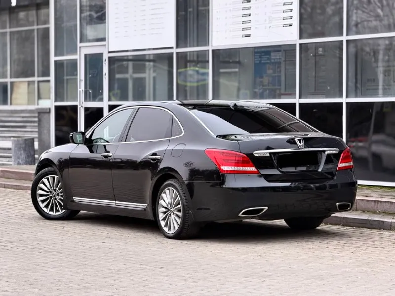 Продаю hyundai equus 2015 года рестайлинг двигатель 3.8 бензин полноценный автомат родной пробег 213 тыс км цена 950 тысяч контакты 89951001320 телеграм на нем же автомобиль в отличном состоянии авто бизнес класса жирная комплектация вентиляция сидений, кожа, большой монитор, полный электро пакет, все электро регулировки сидений, и многое другое технически полностью обслуженный автомобиль коробка и ходовая часть отлично документы кристально чистые остальные вопросы по телефону или в телеграм. 📞 звоните: +7(995)1001320 - фотография - 4