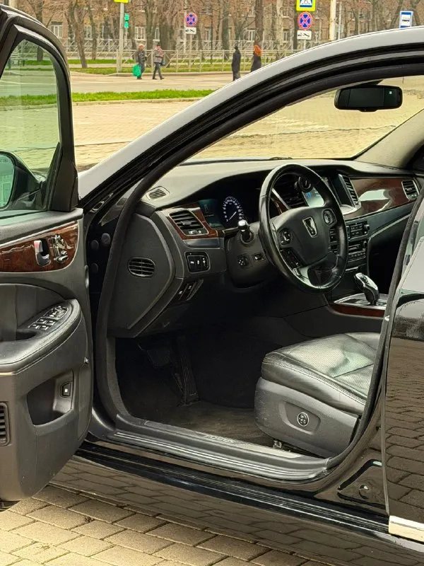 Продаю hyundai equus 2015 года рестайлинг двигатель 3.8 бензин полноценный автомат родной пробег 213 тыс км цена 950 тысяч контакты 89951001320 телеграм на нем же автомобиль в отличном состоянии авто бизнес класса жирная комплектация вентиляция сидений, кожа, большой монитор, полный электро пакет, все электро регулировки сидений, и многое другое технически полностью обслуженный автомобиль коробка и ходовая часть отлично документы кристально чистые остальные вопросы по телефону или в телеграм. 📞 звоните: +7(995)1001320 - фотография - 6