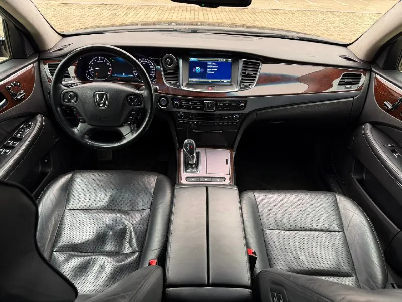 Продаю hyundai equus 2015 года рестайлинг двигатель 3.8 бензин полноценный автомат родной пробег 213 тыс км цена 950 тысяч контакты 89951001320 телеграм на нем же автомобиль в отличном состоянии авто бизнес класса жирная комплектация вентиляция сидений, кожа, большой монитор, полный электро пакет, все электро регулировки сидений, и многое другое технически полностью обслуженный автомобиль коробка и ходовая часть отлично документы кристально чистые остальные вопросы по телефону или в телеграм. 📞 звоните: +7(995)1001320 - фотография - 7