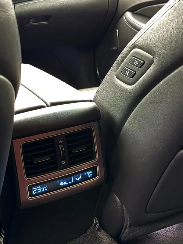 Продаю hyundai equus 2015 года рестайлинг двигатель 3.8 бензин полноценный автомат родной пробег 213 тыс км цена 950 тысяч контакты 89951001320 телеграм на нем же автомобиль в отличном состоянии авто бизнес класса жирная комплектация вентиляция сидений, кожа, большой монитор, полный электро пакет, все электро регулировки сидений, и многое другое технически полностью обслуженный автомобиль коробка и ходовая часть отлично документы кристально чистые остальные вопросы по телефону или в телеграм. 📞 звоните: +7(995)1001320 - фотография - 8