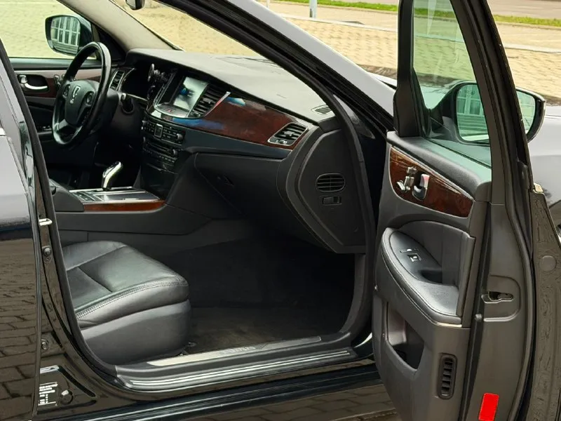 Продаю hyundai equus 2015 года рестайлинг двигатель 3.8 бензин полноценный автомат родной пробег 213 тыс км цена 950 тысяч контакты 89951001320 телеграм на нем же автомобиль в отличном состоянии авто бизнес класса жирная комплектация вентиляция сидений, кожа, большой монитор, полный электро пакет, все электро регулировки сидений, и многое другое технически полностью обслуженный автомобиль коробка и ходовая часть отлично документы кристально чистые остальные вопросы по телефону или в телеграм. 📞 звоните: +7(995)1001320 - фотография - 9