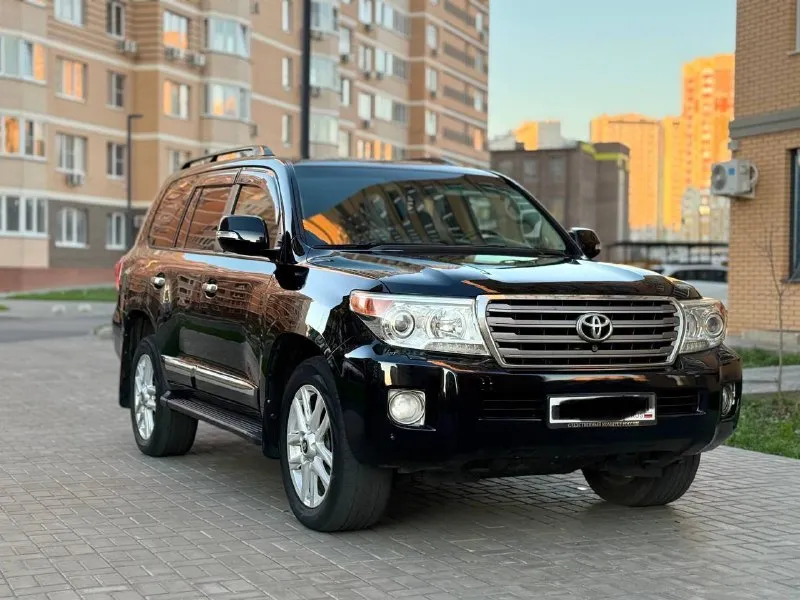 Toyota land cruiser 200 - 2013 года выпуска, 4.5 дизель, самая полная комплектация, акустика jbl, подогревы вентиляция сидений, подогрев руля, в общем, все функции которые необходимы для комфортной езды есть, вся история эксплуатации, сервисные книги, чеки и тому подобное, такой живой крузак найти не легко, звоните для подробной информации цена: 3.730 🍋 руб +79495180296 - фотография - 2