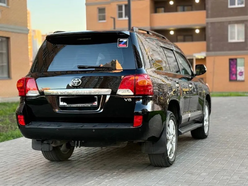 Toyota land cruiser 200 - 2013 года выпуска, 4.5 дизель, самая полная комплектация, акустика jbl, подогревы вентиляция сидений, подогрев руля, в общем, все функции которые необходимы для комфортной езды есть, вся история эксплуатации, сервисные книги, чеки и тому подобное, такой живой крузак найти не легко, звоните для подробной информации цена: 3.730 🍋 руб +79495180296 - фотография - 3