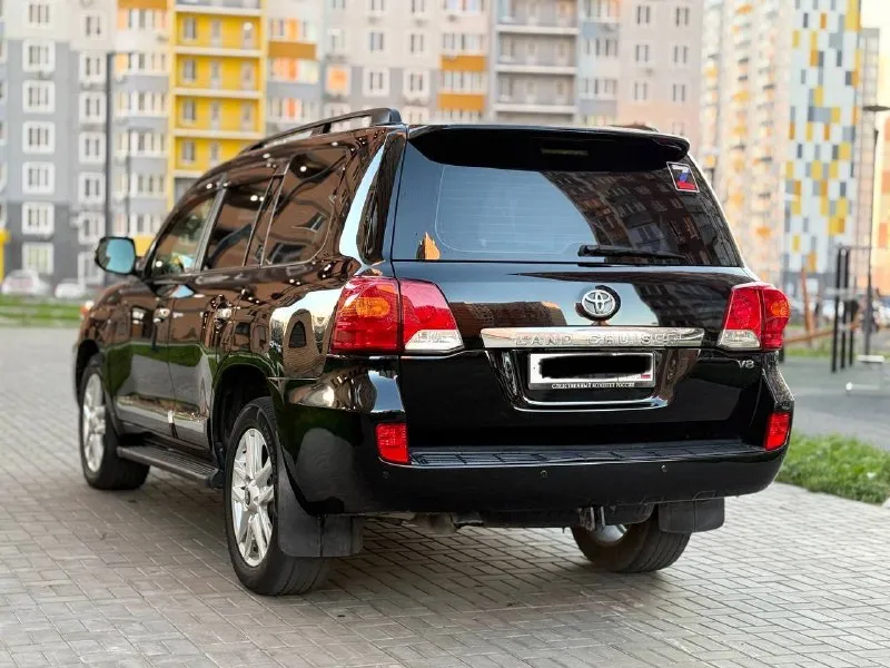 Toyota land cruiser 200 - 2013 года выпуска, 4.5 дизель, самая полная комплектация, акустика jbl, подогревы вентиляция сидений, подогрев руля, в общем, все функции которые необходимы для комфортной езды есть, вся история эксплуатации, сервисные книги, чеки и тому подобное, такой живой крузак найти не легко, звоните для подробной информации цена: 3.730 🍋 руб +79495180296 - фотография - 5