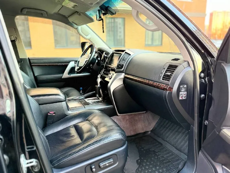 Toyota land cruiser 200 - 2013 года выпуска, 4.5 дизель, самая полная комплектация, акустика jbl, подогревы вентиляция сидений, подогрев руля, в общем, все функции которые необходимы для комфортной езды есть, вся история эксплуатации, сервисные книги, чеки и тому подобное, такой живой крузак найти не легко, звоните для подробной информации цена: 3.730 🍋 руб +79495180296 - фотография - 6