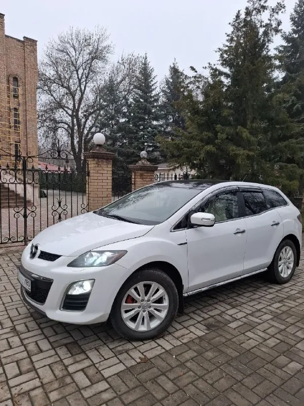 Продам mazda cx-7 2.2 дизель-механика-полный привод, 2011 год, пробег 174 тыс. км. первый собственник на российском учете. во владении с ноября 2021 года. была ввезена из германии. автомобиль семейный, удобный, стильный. такая же конфигурация двигателя ставилась и на mazda 6 gh. двигатель и мкпп (6 ст) работают без нареканий (двигатель был заменен на контрактный, особая отметка в документах есть). «экология» отшита программно. двигатель очень тяговитый и достаточно экономичный для такого размера автомобиля. по комфорту: кожаный салон, электрорегулировка сидений с памятью положения водительского сиденья, подогрев передних сидений, климат контроль, камера заднего вида, мультируль, бортовой компьютер, круиз-контроль. салон чистый, ухоженный, без повреждений. в общем очень хороший, вместительный семейный автомобиль. стоимость: 1 100 000 руб (торг при встрече). осмотр - макеевка. тел. для связи: +7 (949) 585-10-12 валерий. 📞 звоните: +7(949)5851012 - фотография - 2