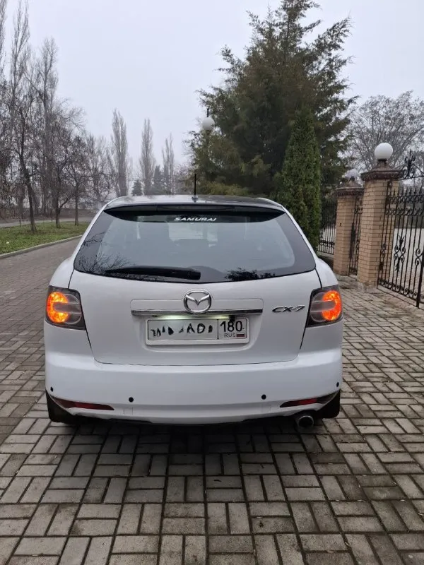 Продам mazda cx-7 2.2 дизель-механика-полный привод, 2011 год, пробег 174 тыс. км. первый собственник на российском учете. во владении с ноября 2021 года. была ввезена из германии. автомобиль семейный, удобный, стильный. такая же конфигурация двигателя ставилась и на mazda 6 gh. двигатель и мкпп (6 ст) работают без нареканий (двигатель был заменен на контрактный, особая отметка в документах есть). «экология» отшита программно. двигатель очень тяговитый и достаточно экономичный для такого размера автомобиля. по комфорту: кожаный салон, электрорегулировка сидений с памятью положения водительского сиденья, подогрев передних сидений, климат контроль, камера заднего вида, мультируль, бортовой компьютер, круиз-контроль. салон чистый, ухоженный, без повреждений. в общем очень хороший, вместительный семейный автомобиль. стоимость: 1 100 000 руб (торг при встрече). осмотр - макеевка. тел. для связи: +7 (949) 585-10-12 валерий. 📞 звоните: +7(949)5851012 - фотография - 3