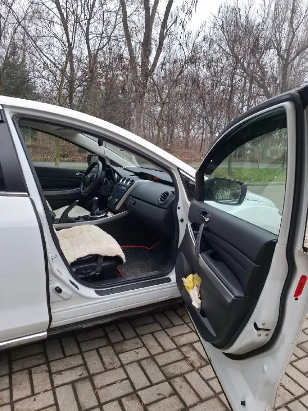 Продам mazda cx-7 2.2 дизель-механика-полный привод, 2011 год, пробег 174 тыс. км. первый собственник на российском учете. во владении с ноября 2021 года. была ввезена из германии. автомобиль семейный, удобный, стильный. такая же конфигурация двигателя ставилась и на mazda 6 gh. двигатель и мкпп (6 ст) работают без нареканий (двигатель был заменен на контрактный, особая отметка в документах есть). «экология» отшита программно. двигатель очень тяговитый и достаточно экономичный для такого размера автомобиля. по комфорту: кожаный салон, электрорегулировка сидений с памятью положения водительского сиденья, подогрев передних сидений, климат контроль, камера заднего вида, мультируль, бортовой компьютер, круиз-контроль. салон чистый, ухоженный, без повреждений. в общем очень хороший, вместительный семейный автомобиль. стоимость: 1 100 000 руб (торг при встрече). осмотр - макеевка. тел. для связи: +7 (949) 585-10-12 валерий. 📞 звоните: +7(949)5851012 - фотография - 7