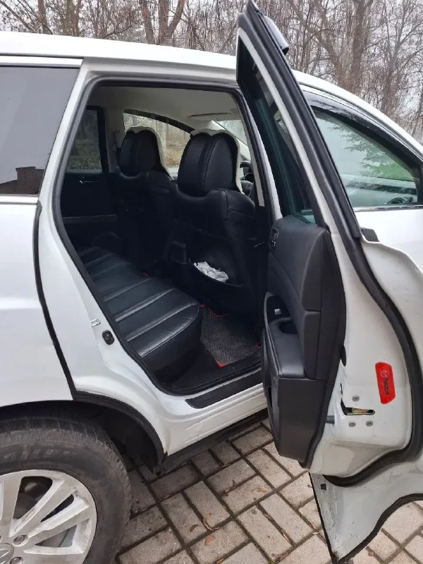 Продам mazda cx-7 2.2 дизель-механика-полный привод, 2011 год, пробег 174 тыс. км. первый собственник на российском учете. во владении с ноября 2021 года. была ввезена из германии. автомобиль семейный, удобный, стильный. такая же конфигурация двигателя ставилась и на mazda 6 gh. двигатель и мкпп (6 ст) работают без нареканий (двигатель был заменен на контрактный, особая отметка в документах есть). «экология» отшита программно. двигатель очень тяговитый и достаточно экономичный для такого размера автомобиля. по комфорту: кожаный салон, электрорегулировка сидений с памятью положения водительского сиденья, подогрев передних сидений, климат контроль, камера заднего вида, мультируль, бортовой компьютер, круиз-контроль. салон чистый, ухоженный, без повреждений. в общем очень хороший, вместительный семейный автомобиль. стоимость: 1 100 000 руб (торг при встрече). осмотр - макеевка. тел. для связи: +7 (949) 585-10-12 валерий. 📞 звоните: +7(949)5851012 - фотография - 8