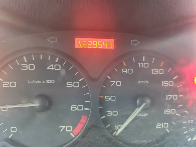 Продам. peugeot 206 1999 хэтчбек 5-дверный. механика, двигатель - 1.1 кузов оцинкованный. с переоформлением, документы в порядке, штрафов нет. в начале года был перебран двигатель. заменен стартер. на ходу, есть нюансы, по телефону 210 000 руб. донецк, петровский район в советах и комментариях не нуждаюсь. оставьте их при себе +79498094821 📞 звоните: +7(949)8094821 - фотография - 5