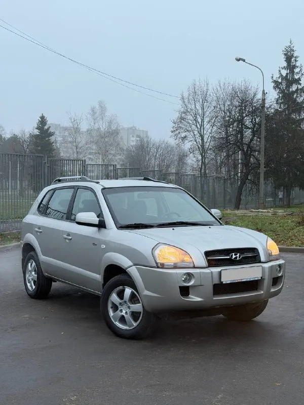 Продам hyundai tucson хендай тиксон 2007 цена: 1 090 000₽ год: 2007 ✅ полный привод ✅ оригинальный пробег ✅ пробег 74 000 км. ✅ двигатель 2.0 мкпп автомобиль в хорошем состоянии. таких вариантов остались единицы. можно сказать музей. в самой надежной связке 2.0 на 5-ти ступенчатой механике. привод полный. работает тихо ровно не дымит, по коробке так же нареканий нет. вин номер и номер двигателя читаются! последние 15 лет в одних руках. большую часть стояла в гараже от этого и маленький пробег. по подвеске ни стуков ни грюков. салон чистый опрятный. хорошая комплектация. кузов без рыжиков и жуков весь в родном окрасе за исключением нескольких элементов. оригинальные r16 диски плюс запасное колесо на литье. юридически чистая. осмотр луганск +79595044880 (telegram, whatsapp) 📞 звоните: +7(959)5044880 - фотография - 2