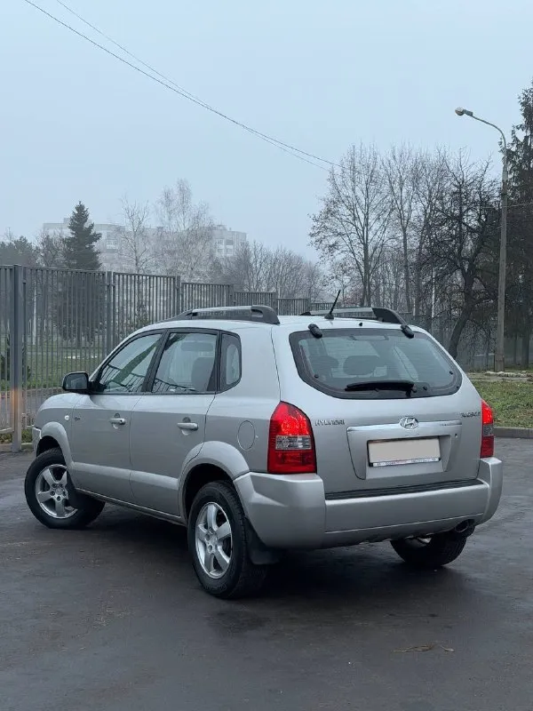 Продам hyundai tucson хендай тиксон 2007 цена: 1 090 000₽ год: 2007 ✅ полный привод ✅ оригинальный пробег ✅ пробег 74 000 км. ✅ двигатель 2.0 мкпп автомобиль в хорошем состоянии. таких вариантов остались единицы. можно сказать музей. в самой надежной связке 2.0 на 5-ти ступенчатой механике. привод полный. работает тихо ровно не дымит, по коробке так же нареканий нет. вин номер и номер двигателя читаются! последние 15 лет в одних руках. большую часть стояла в гараже от этого и маленький пробег. по подвеске ни стуков ни грюков. салон чистый опрятный. хорошая комплектация. кузов без рыжиков и жуков весь в родном окрасе за исключением нескольких элементов. оригинальные r16 диски плюс запасное колесо на литье. юридически чистая. осмотр луганск +79595044880 (telegram, whatsapp) 📞 звоните: +7(959)5044880 - фотография - 3