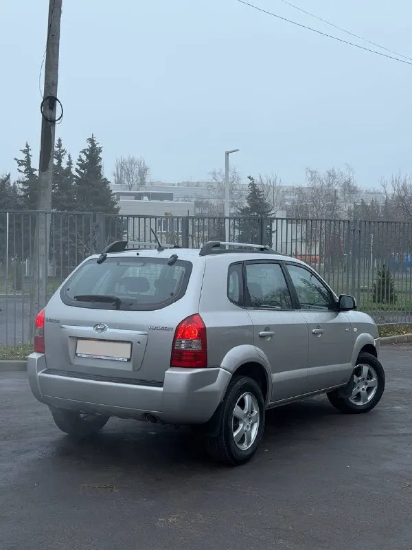 Продам hyundai tucson хендай тиксон 2007 цена: 1 090 000₽ год: 2007 ✅ полный привод ✅ оригинальный пробег ✅ пробег 74 000 км. ✅ двигатель 2.0 мкпп автомобиль в хорошем состоянии. таких вариантов остались единицы. можно сказать музей. в самой надежной связке 2.0 на 5-ти ступенчатой механике. привод полный. работает тихо ровно не дымит, по коробке так же нареканий нет. вин номер и номер двигателя читаются! последние 15 лет в одних руках. большую часть стояла в гараже от этого и маленький пробег. по подвеске ни стуков ни грюков. салон чистый опрятный. хорошая комплектация. кузов без рыжиков и жуков весь в родном окрасе за исключением нескольких элементов. оригинальные r16 диски плюс запасное колесо на литье. юридически чистая. осмотр луганск +79595044880 (telegram, whatsapp) 📞 звоните: +7(959)5044880 - фотография - 4