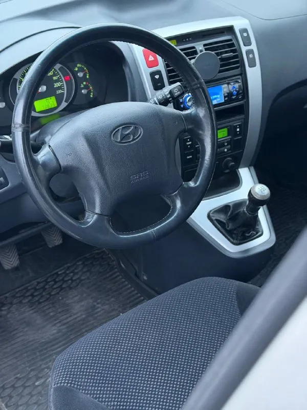 Продам hyundai tucson хендай тиксон 2007 цена: 1 090 000₽ год: 2007 ✅ полный привод ✅ оригинальный пробег ✅ пробег 74 000 км. ✅ двигатель 2.0 мкпп автомобиль в хорошем состоянии. таких вариантов остались единицы. можно сказать музей. в самой надежной связке 2.0 на 5-ти ступенчатой механике. привод полный. работает тихо ровно не дымит, по коробке так же нареканий нет. вин номер и номер двигателя читаются! последние 15 лет в одних руках. большую часть стояла в гараже от этого и маленький пробег. по подвеске ни стуков ни грюков. салон чистый опрятный. хорошая комплектация. кузов без рыжиков и жуков весь в родном окрасе за исключением нескольких элементов. оригинальные r16 диски плюс запасное колесо на литье. юридически чистая. осмотр луганск +79595044880 (telegram, whatsapp) 📞 звоните: +7(959)5044880 - фотография - 5
