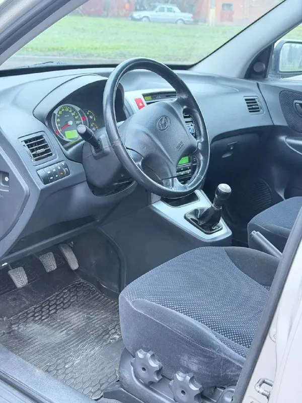 Продам hyundai tucson хендай тиксон 2007 цена: 1 090 000₽ год: 2007 ✅ полный привод ✅ оригинальный пробег ✅ пробег 74 000 км. ✅ двигатель 2.0 мкпп автомобиль в хорошем состоянии. таких вариантов остались единицы. можно сказать музей. в самой надежной связке 2.0 на 5-ти ступенчатой механике. привод полный. работает тихо ровно не дымит, по коробке так же нареканий нет. вин номер и номер двигателя читаются! последние 15 лет в одних руках. большую часть стояла в гараже от этого и маленький пробег. по подвеске ни стуков ни грюков. салон чистый опрятный. хорошая комплектация. кузов без рыжиков и жуков весь в родном окрасе за исключением нескольких элементов. оригинальные r16 диски плюс запасное колесо на литье. юридически чистая. осмотр луганск +79595044880 (telegram, whatsapp) 📞 звоните: +7(959)5044880 - фотография - 6