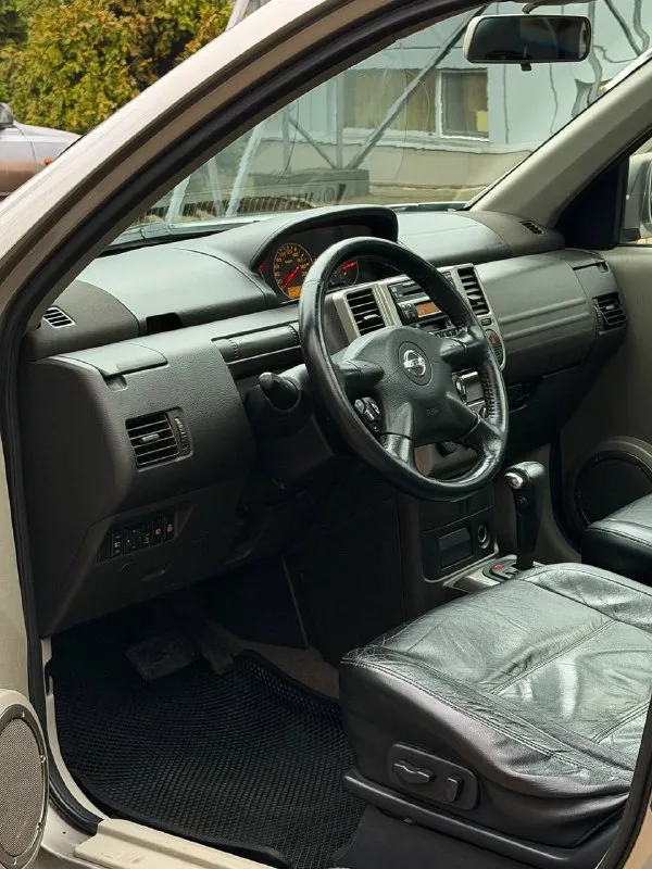 Nissan x-trail цена - 845.000₽ кпп - автоматическая двигатель - 2.5 бензин пробег - 205.000км год выпуска - 2005 тел. - +79493902663 либо: - +7 (949) 679-98-14 автомобиль в отличном состоянии, в максимальной комплектации и всего с 1 хозяином из автосалона. родной пробег. обычный атмосферный двигатель 2.5 бензин с надежной коробкой передач asin ( не путать с вариатором ) подключаемый полный привод. кожаный салон, панорамная крыша, эл. привод передний сидений, эл. скалдываемые зеркала, микроклимат-контроль, подогревы сидений, мультируль, круиз-контроль и многое другое. кто ищет надежный, японский паркетник с зелёной историй - добро пожаловать. связь не всегда хорошая, на этих же номерах есть telegram. 📲 tg: @vladimir_23_23_23 📞 звоните: +7(949)3902663 - фотография - 5