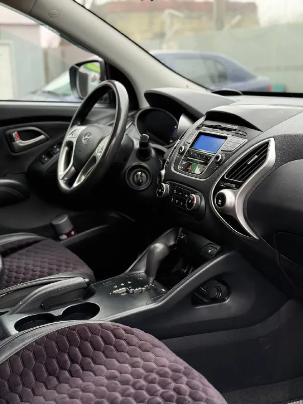 Цена: 1.240.000 hyundai ix35 2.0: бензин кпп: автомат авто с родным пробегом 146.000 без дтп! без задир! приеду на любое сто в целом отличный семейный автомобиль, который хорошо сохранился для своих лет! обслужен и вложений не требует! двигатель работает идеально, коробка листает отлично, ходовая часть, без стуков скрипов и тд. в салоне не курили, ухожен не зашарпан! автомобиль соответствует описанию, по этому звонить только потенциальному покупателю! уважайте мое и свое время! номер: +79494999290 осмотр: донецк - фотография - 10