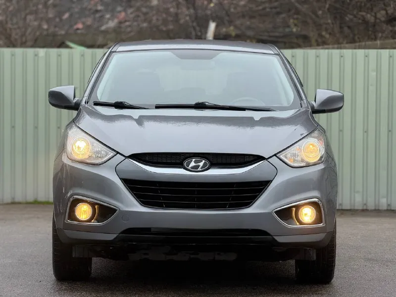 Цена: 1.240.000 hyundai ix35 2.0: бензин кпп: автомат авто с родным пробегом 146.000 без дтп! без задир! приеду на любое сто в целом отличный семейный автомобиль, который хорошо сохранился для своих лет! обслужен и вложений не требует! двигатель работает идеально, коробка листает отлично, ходовая часть, без стуков скрипов и тд. в салоне не курили, ухожен не зашарпан! автомобиль соответствует описанию, по этому звонить только потенциальному покупателю! уважайте мое и свое время! номер: +79494999290 осмотр: донецк - фотография - 2