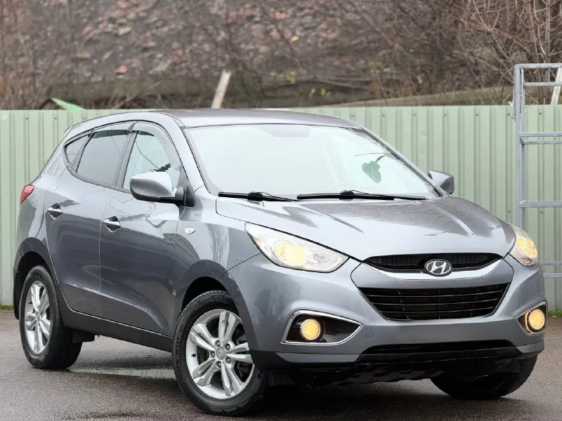 Цена: 1.240.000 hyundai ix35 2.0: бензин кпп: автомат авто с родным пробегом 146.000 без дтп! без задир! приеду на любое сто в целом отличный семейный автомобиль, который хорошо сохранился для своих лет! обслужен и вложений не требует! двигатель работает идеально, коробка листает отлично, ходовая часть, без стуков скрипов и тд. в салоне не курили, ухожен не зашарпан! автомобиль соответствует описанию, по этому звонить только потенциальному покупателю! уважайте мое и свое время! номер: +79494999290 осмотр: донецк - фотография - 3