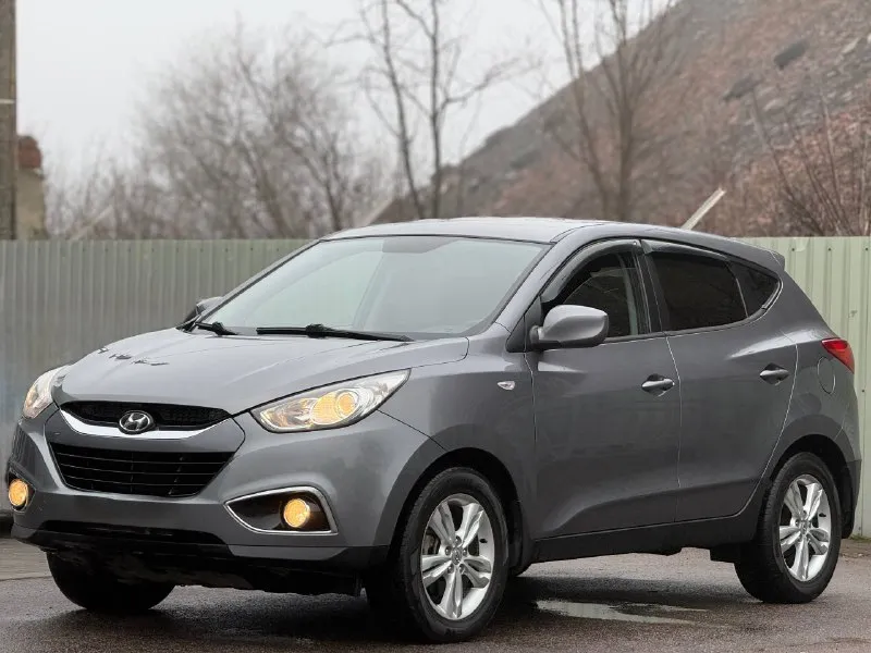 Цена: 1.240.000 hyundai ix35 2.0: бензин кпп: автомат авто с родным пробегом 146.000 без дтп! без задир! приеду на любое сто в целом отличный семейный автомобиль, который хорошо сохранился для своих лет! обслужен и вложений не требует! двигатель работает идеально, коробка листает отлично, ходовая часть, без стуков скрипов и тд. в салоне не курили, ухожен не зашарпан! автомобиль соответствует описанию, по этому звонить только потенциальному покупателю! уважайте мое и свое время! номер: +79494999290 осмотр: донецк - фотография - 4