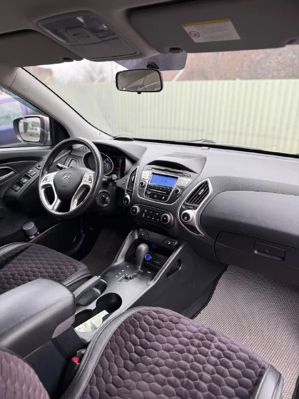 Цена: 1.240.000 hyundai ix35 2.0: бензин кпп: автомат авто с родным пробегом 146.000 без дтп! без задир! приеду на любое сто в целом отличный семейный автомобиль, который хорошо сохранился для своих лет! обслужен и вложений не требует! двигатель работает идеально, коробка листает отлично, ходовая часть, без стуков скрипов и тд. в салоне не курили, ухожен не зашарпан! автомобиль соответствует описанию, по этому звонить только потенциальному покупателю! уважайте мое и свое время! номер: +79494999290 осмотр: донецк - фотография - 8