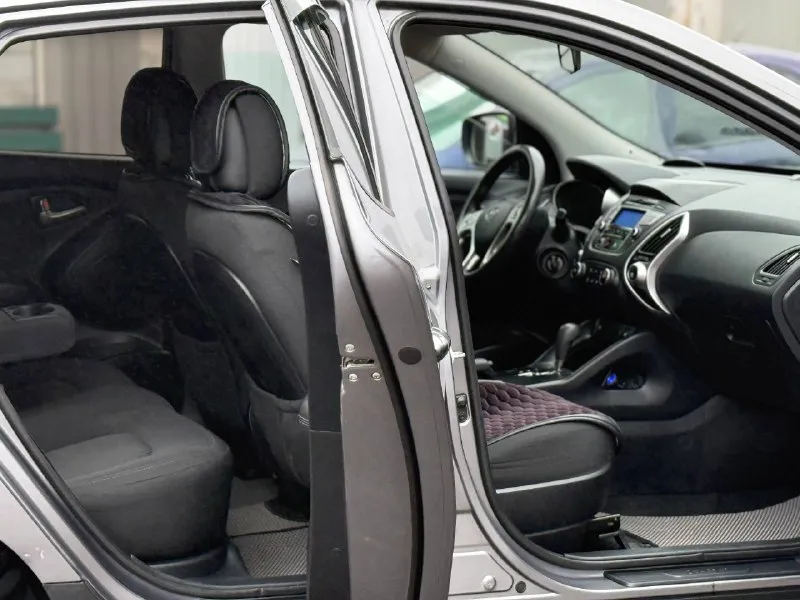 Цена: 1.240.000 hyundai ix35 2.0: бензин кпп: автомат авто с родным пробегом 146.000 без дтп! без задир! приеду на любое сто в целом отличный семейный автомобиль, который хорошо сохранился для своих лет! обслужен и вложений не требует! двигатель работает идеально, коробка листает отлично, ходовая часть, без стуков скрипов и тд. в салоне не курили, ухожен не зашарпан! автомобиль соответствует описанию, по этому звонить только потенциальному покупателю! уважайте мое и свое время! номер: +79494999290 осмотр: донецк - фотография - 9