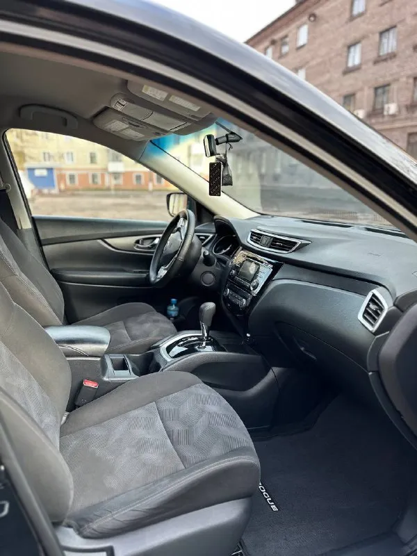 Nissan rogue 2016 надёжный японец двигатель 2.5 ( 171 л. с ) бензин | газ ( вписан в птс ) коробка автомат пробег 107000 км бесключевой доступ запуск с кнопки start | stop 4 стеклоподъёмника электро зеркала электрорегулировки водительского сидения 2-х зонный климат контроль круиз контроль мультируль беспроводная связь bluetooth бортовой компьютер обогрев заднего стекла режимы sport | eco abs | esp разъемы usb | aux | 12v камера заднего вида датчики давления шин датчик света bi-led модули ( очень хороший свет ) дневные ходовые огни противотуманные фары рейлинги диски r17 2 комплекта резины лето/зима 2 комплекта ковриков лето/зима собственник. владею авто 5 лет. родной пробег. в машине работает абсолютно всё. самый надёжный мотор в линейке. на газу эксплуатировалась только во времена сложностей с наличием бензина. машина очень резвая по сравнению с 2-х литровыми версиями цена: 1.750.000 разумный торг у капота. енакиево. +79493386613 феникс и телеграмм 📲 tg: @position_el 📞 звоните: +7(949)3386613 - фотография - 7